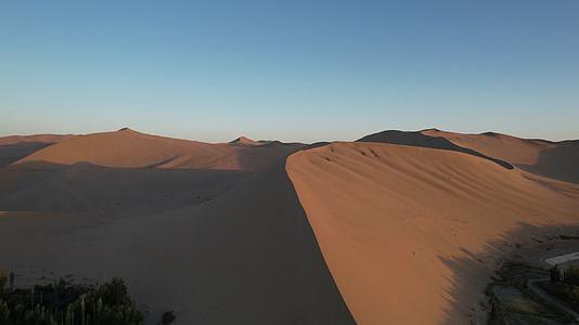 甘肃敦煌月牙泉沙漠绿洲视频的预览图