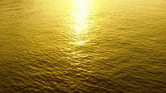 大海金色海面波澜后退方向日出风光4K航拍背景视频视频的预览图