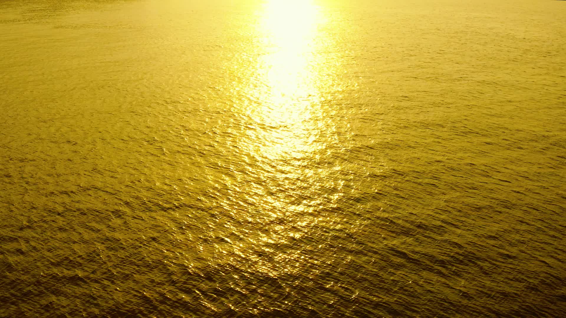 大海金色海面波澜右移方向日出风光4K航拍背景视频视频的预览图