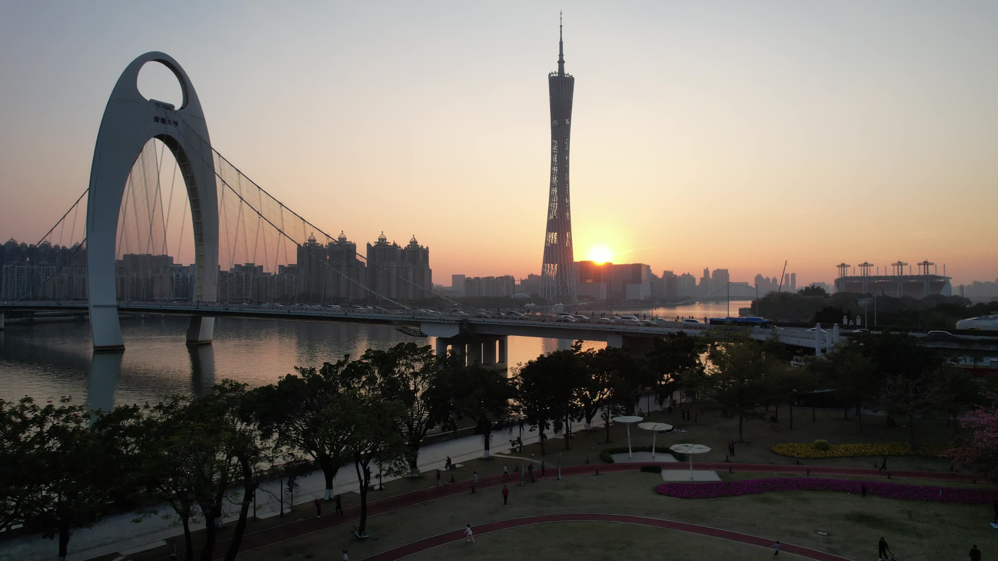 广州城市珠江新城黄昏日落日出朝阳视频的预览图