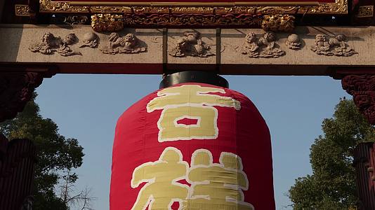 上海龙华寺大门红色大灯笼视频的预览图