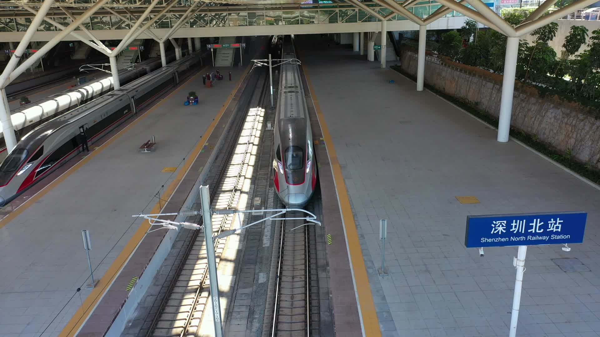 中国高铁赣深线深圳北高铁站动车出站4K航拍视频视频的预览图