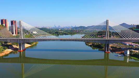 中国高铁赣深线动车过潼湖大桥4K航拍视频视频的预览图