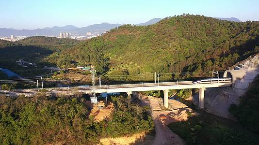 中国高铁赣深线动车出隧道过高架桥4K航拍视频视频的预览图