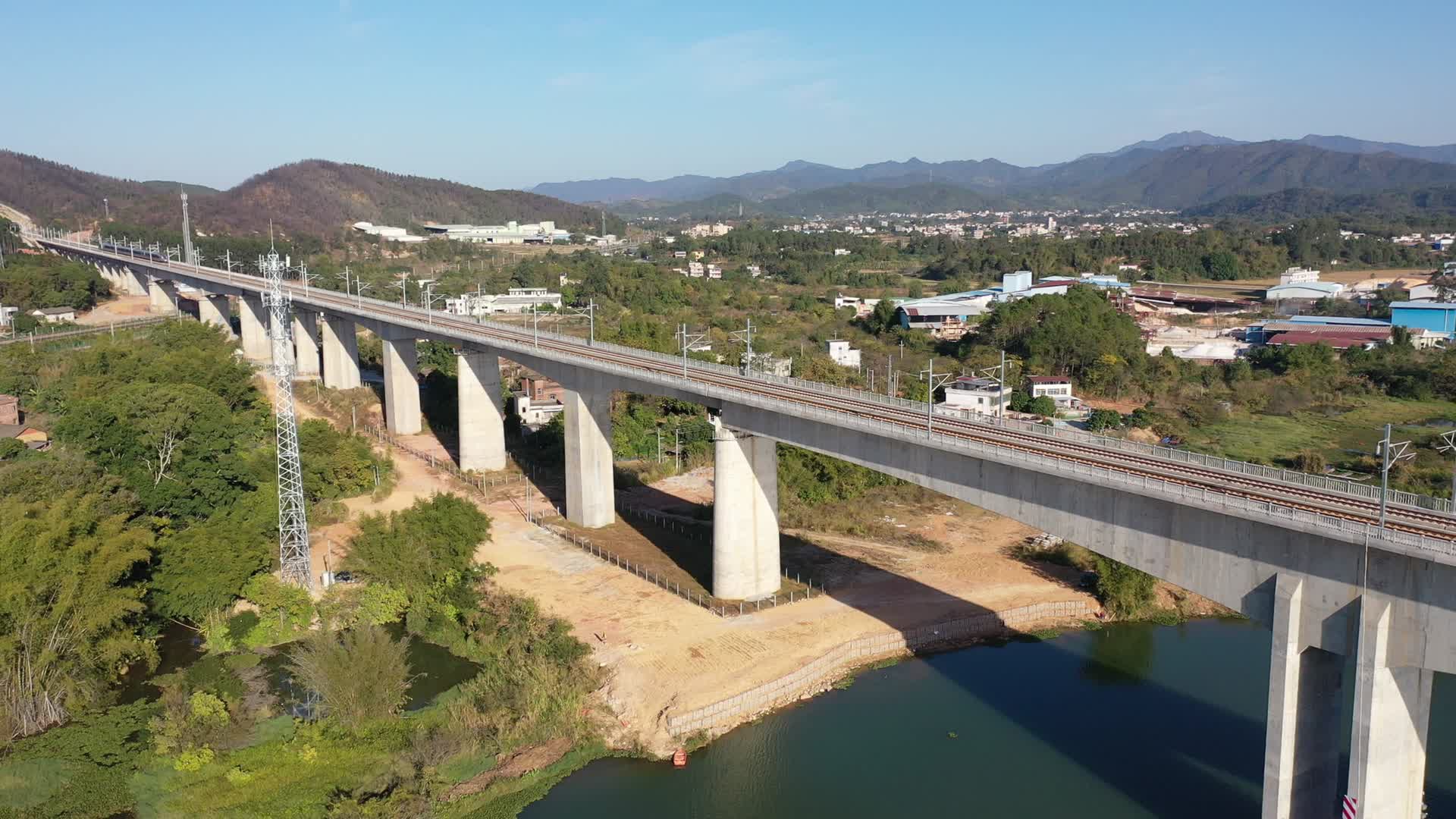 中国高铁赣深线高铁飞驰过桥4K航拍视频视频的预览图
