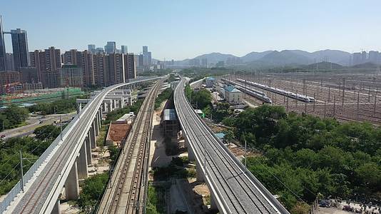 中国高铁赣深线高铁飞驰过桥过隧道4K航拍视频视频的预览图