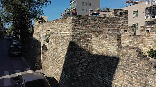 龙川县佗城镇古迹古建筑古楼古城墙风光4K航拍视频视频的预览图