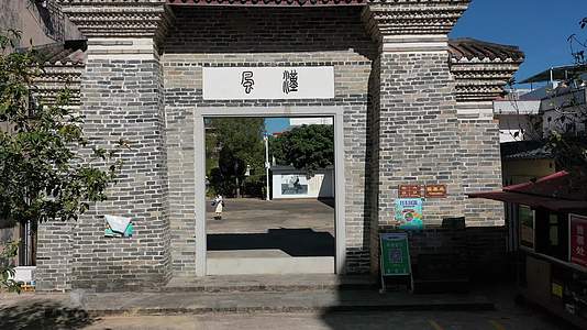 龙川县佗城镇古迹古建筑古楼古城墙赵佗雕像风光4K航拍视频视频的预览图