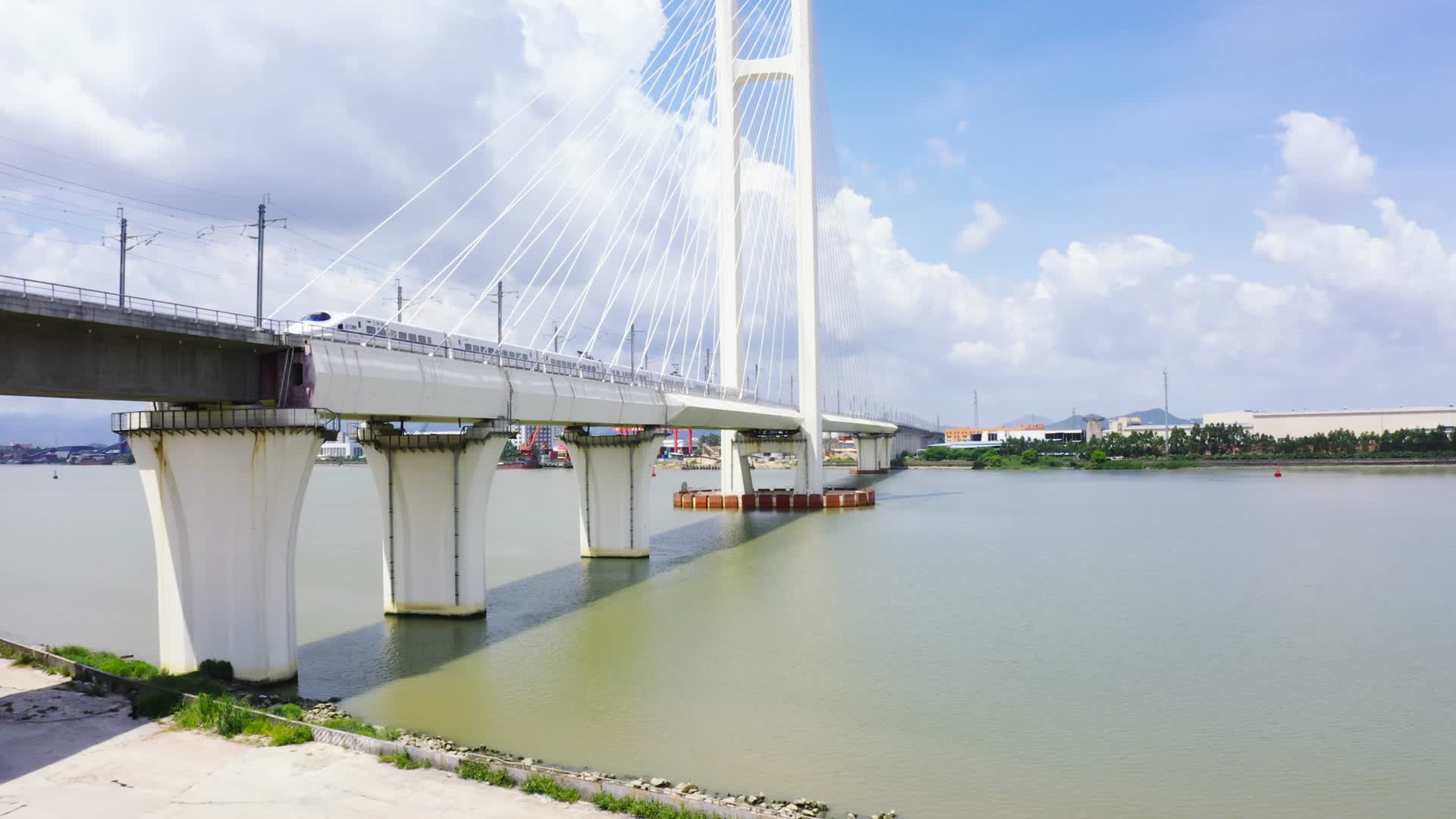 中国高铁高铁桥动车过高架桥4K航拍视频视频的预览图