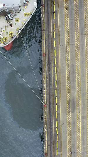 深圳市盐田港港口码头货轮停靠装卸货物4K航拍视频视频的预览图