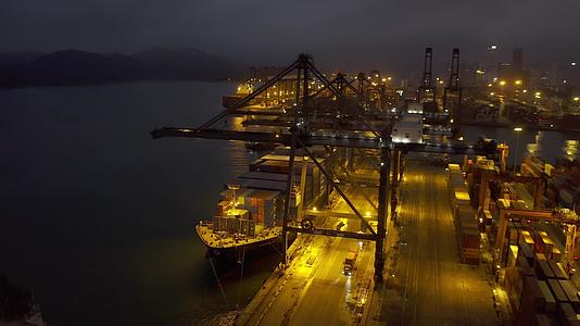 深圳市盐田港港口码头货轮停靠装卸货物夜景4K航拍视频视频的预览图
