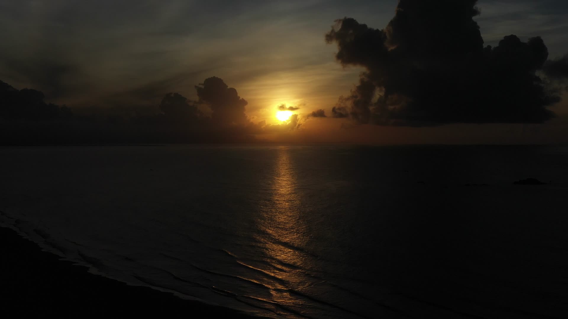 惠来县清晨大海海边日出金色海面4K航拍视频视频的预览图