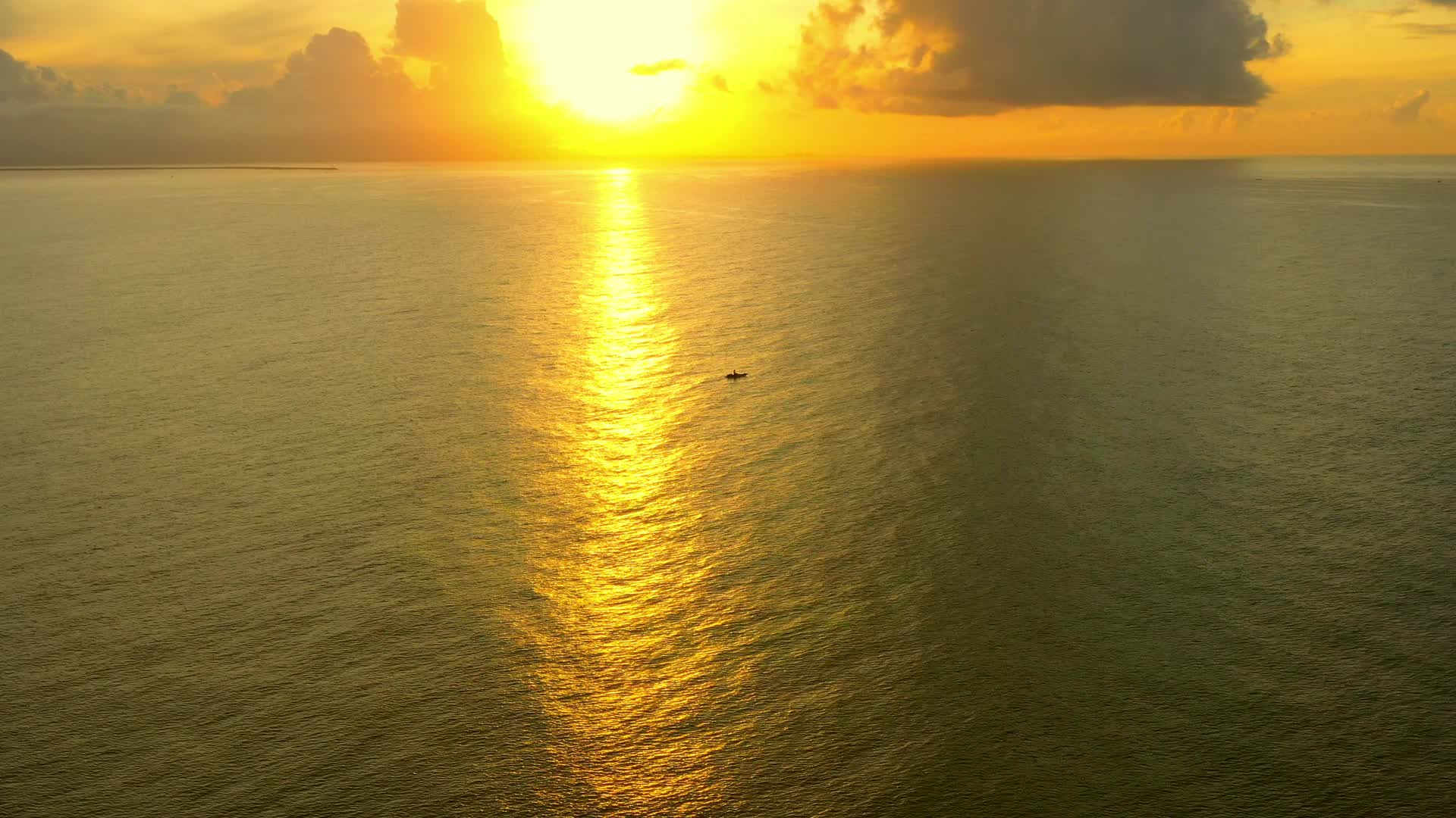 惠来县清晨大海海边日出金色波澜4K航拍视频视频的预览图