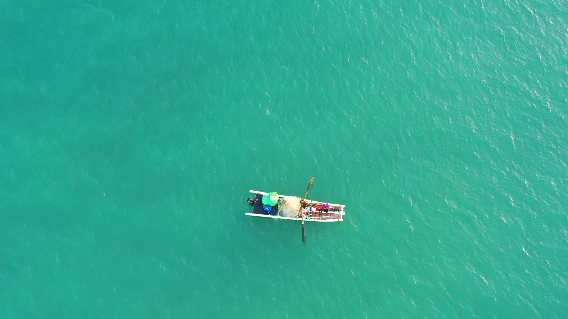 惠来县清晨大海海边渔民渔船小船4K航拍视频视频的预览图