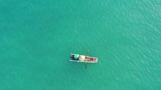 惠来县清晨大海海边渔民渔船小船4K航拍视频视频的预览图