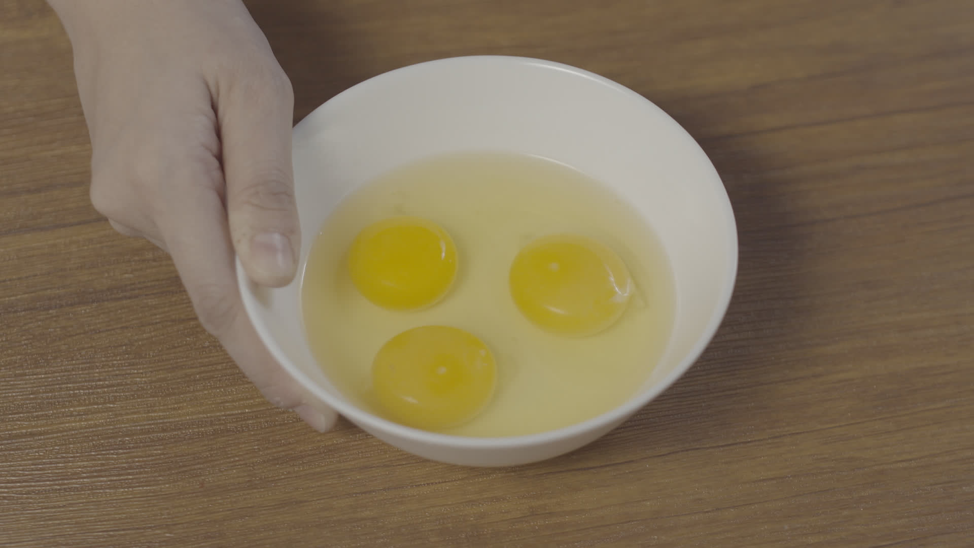 打鸡蛋分离蛋黄视频的预览图