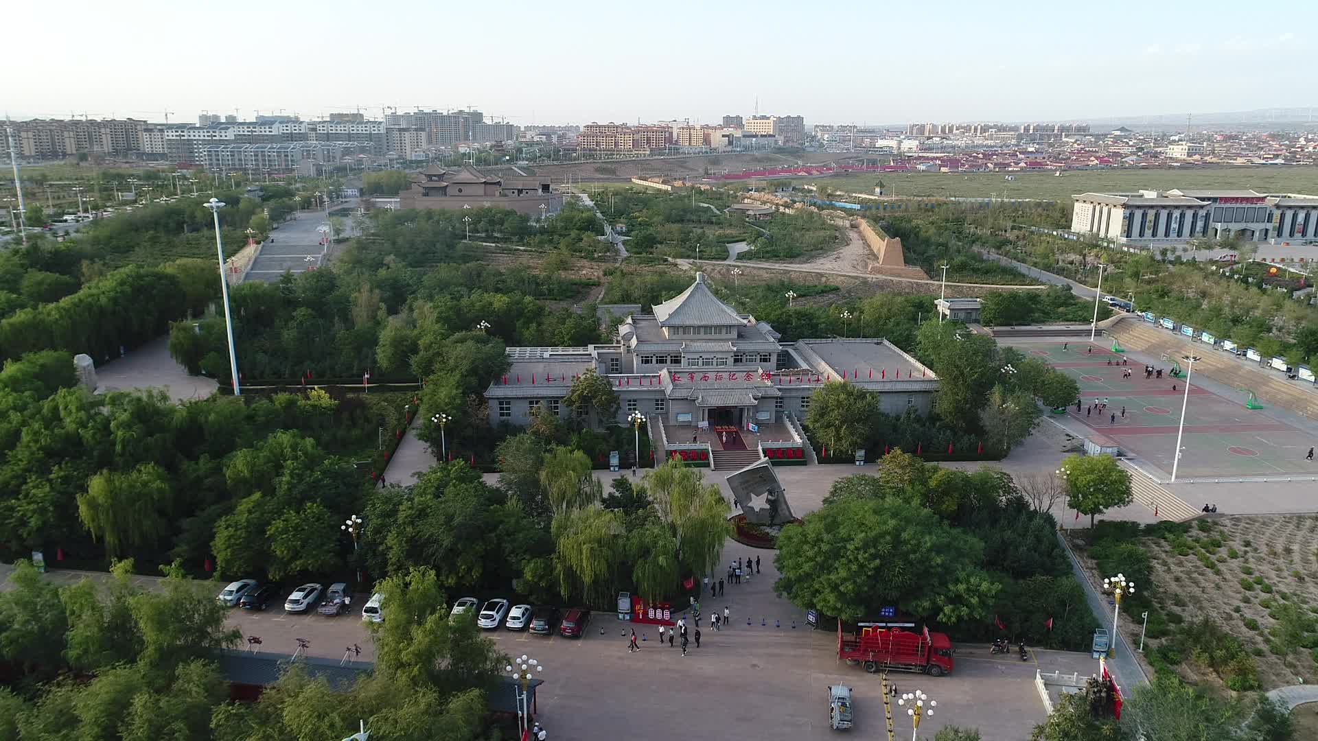 中卫红军西征纪念馆及湖边公园摩天轮视频的预览图