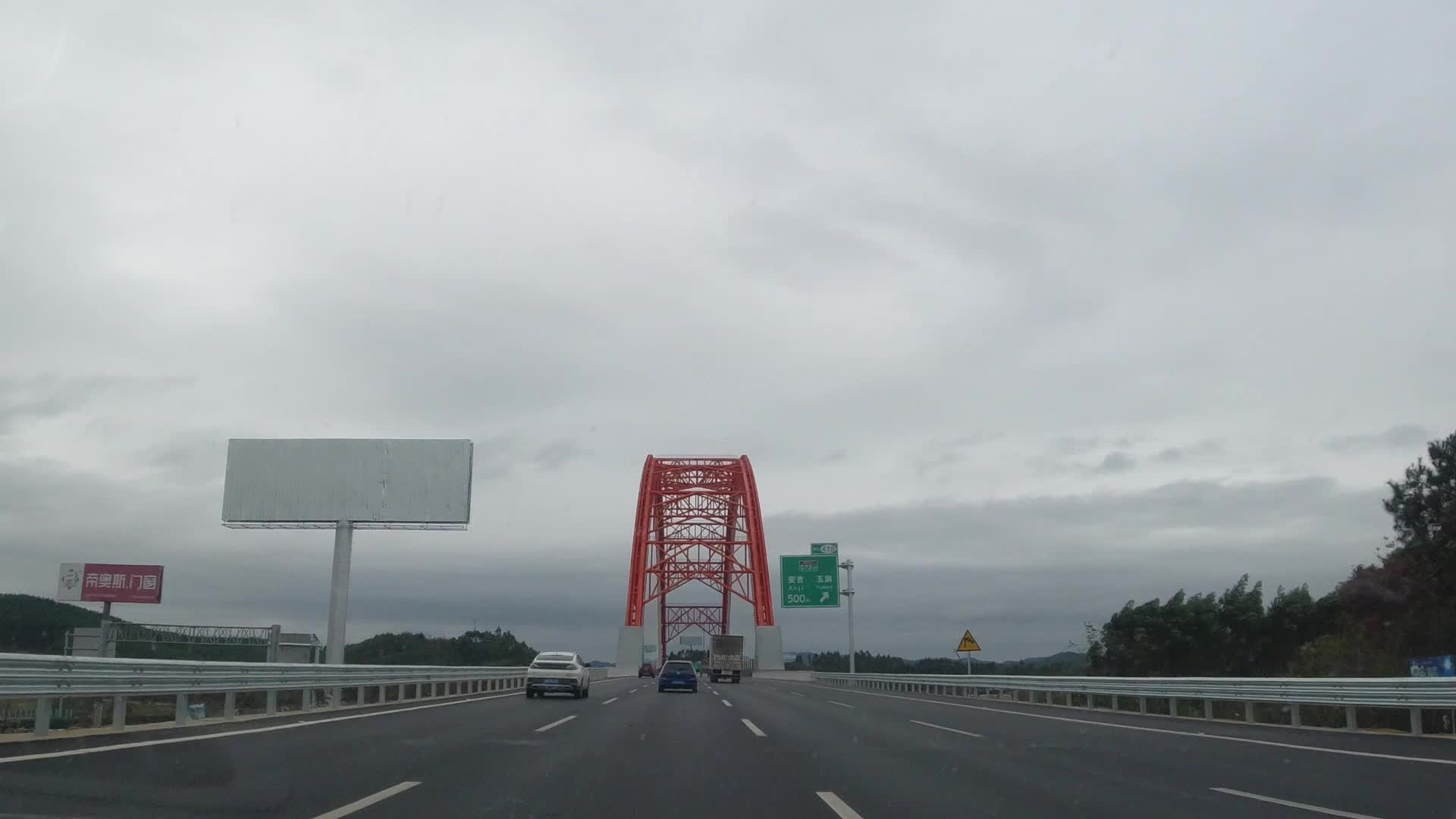 高速路车辆行驶视频的预览图