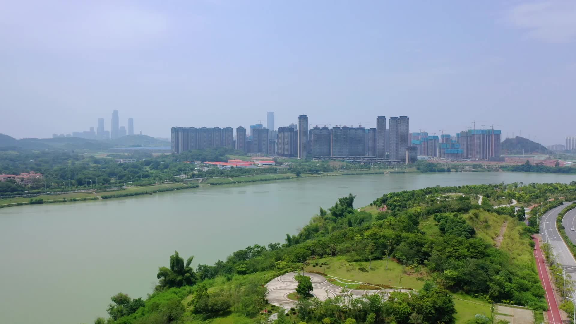 航拍南宁江滨公园视频的预览图