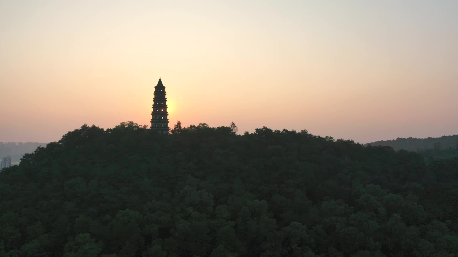 青秀山龙象塔夕阳视频的预览图
