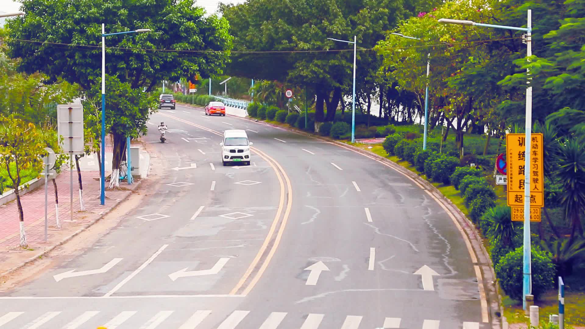 弯道的马路来往的车辆视频的预览图