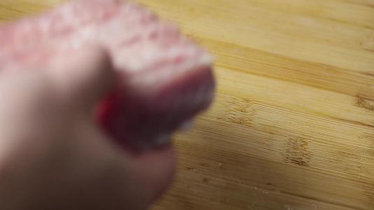 皮蛋瘦肉粥制作过程视频的预览图