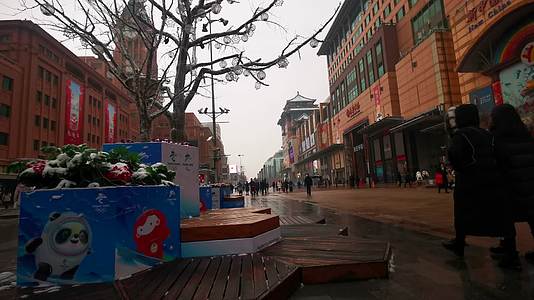 北京迎冬奥氛围雪中王府井实拍视频的预览图