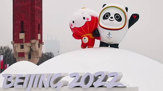 下雪中的北京冬奥吉祥物多角度实拍视频的预览图