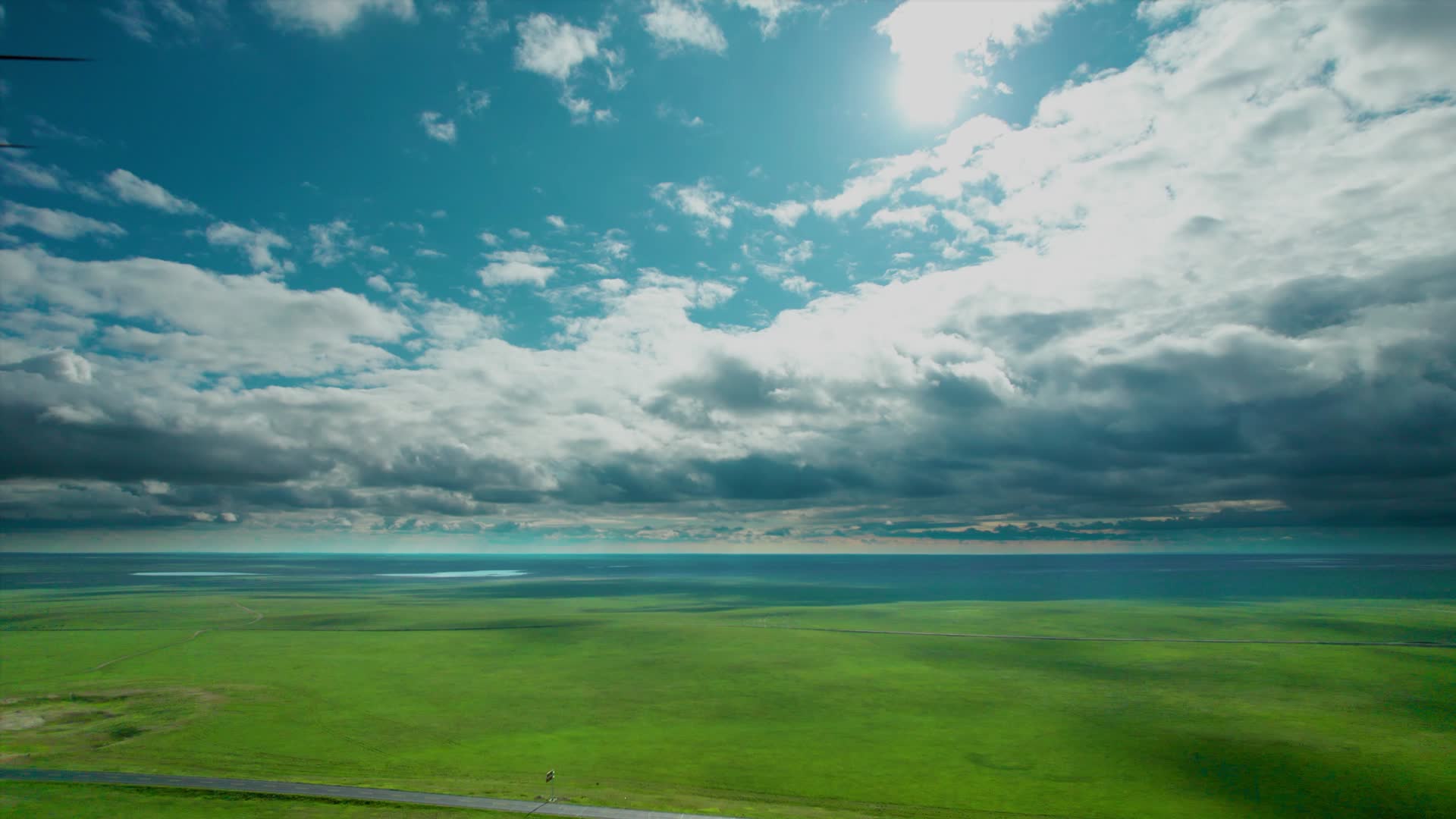 4k航拍蓝天白云下的草原美景视频的预览图
