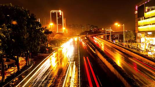 4K城市下雨天夜晚车流延时视频视频的预览图