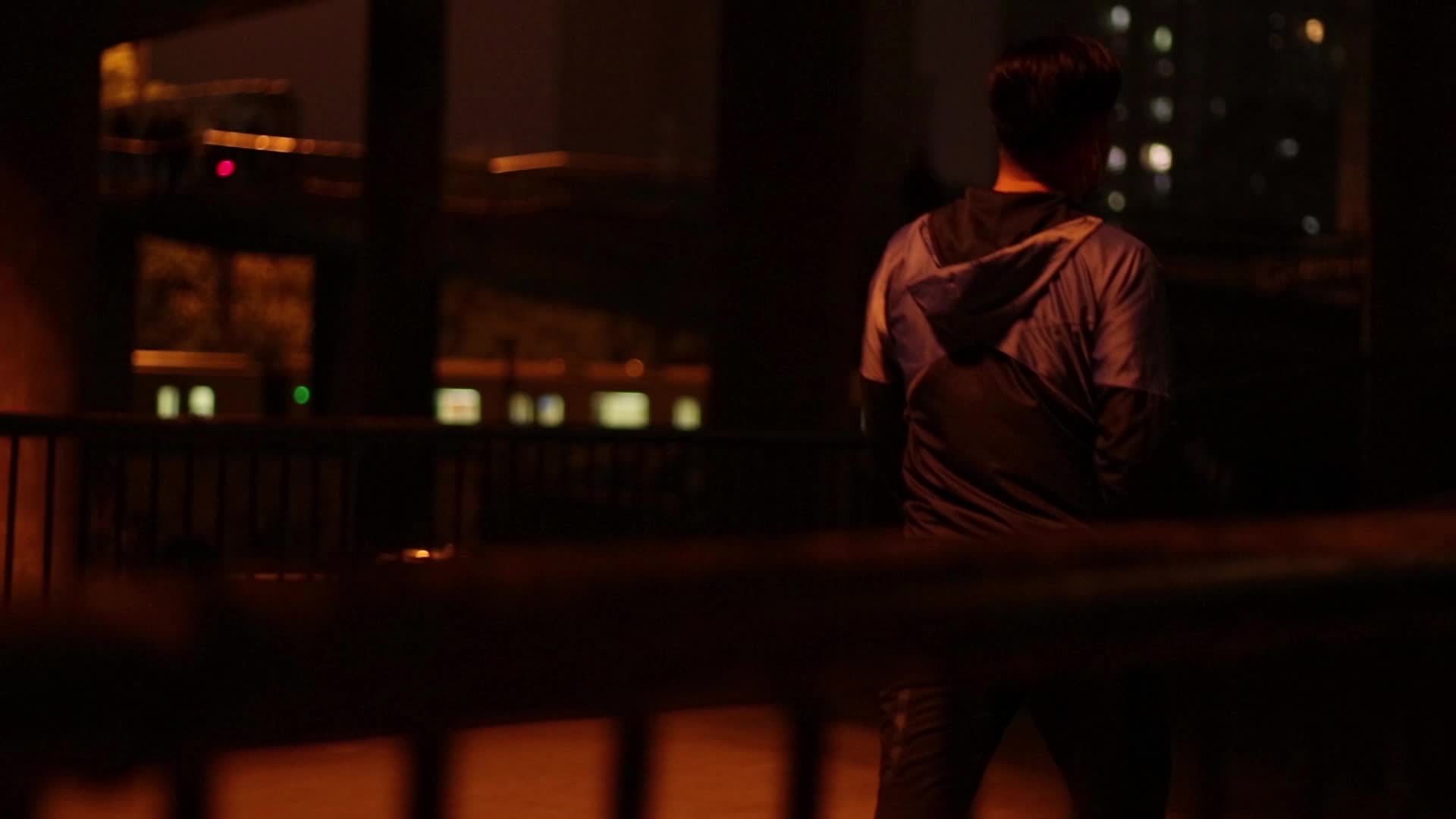 深夜男人孤独背影视频的预览图