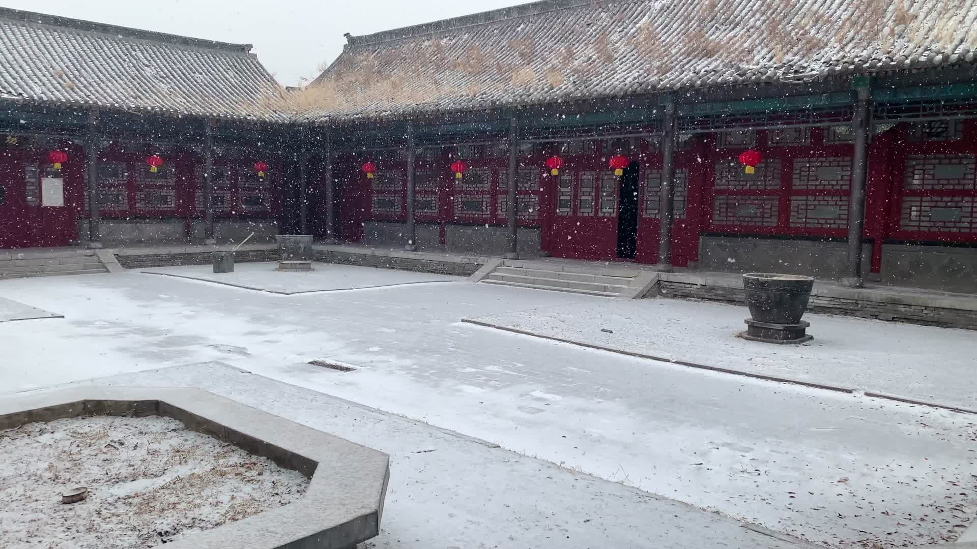 古建筑庭院下雪落雪视频的预览图