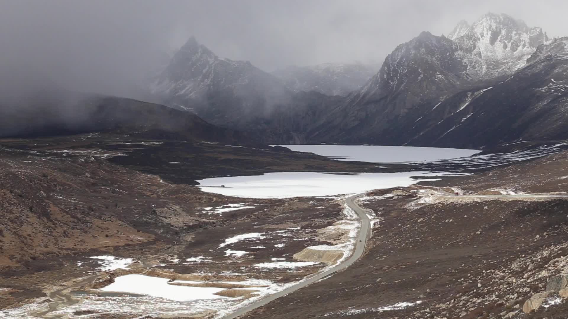冬季川藏线姊妹湖视频的预览图