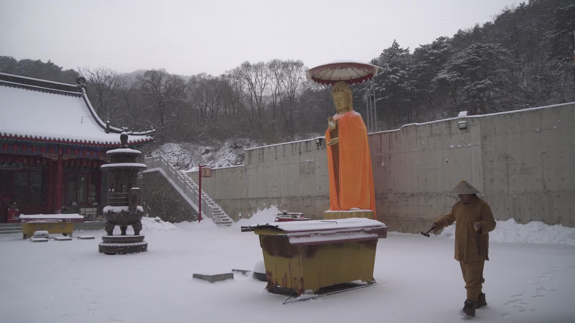 带原声雪天寺院打板观音像视频的预览图