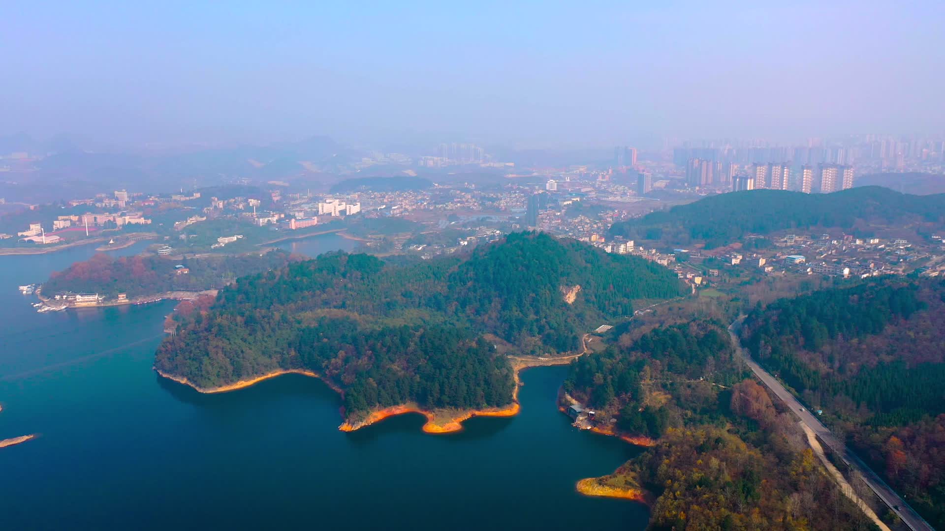 4k航拍清镇红枫湖风光视频的预览图