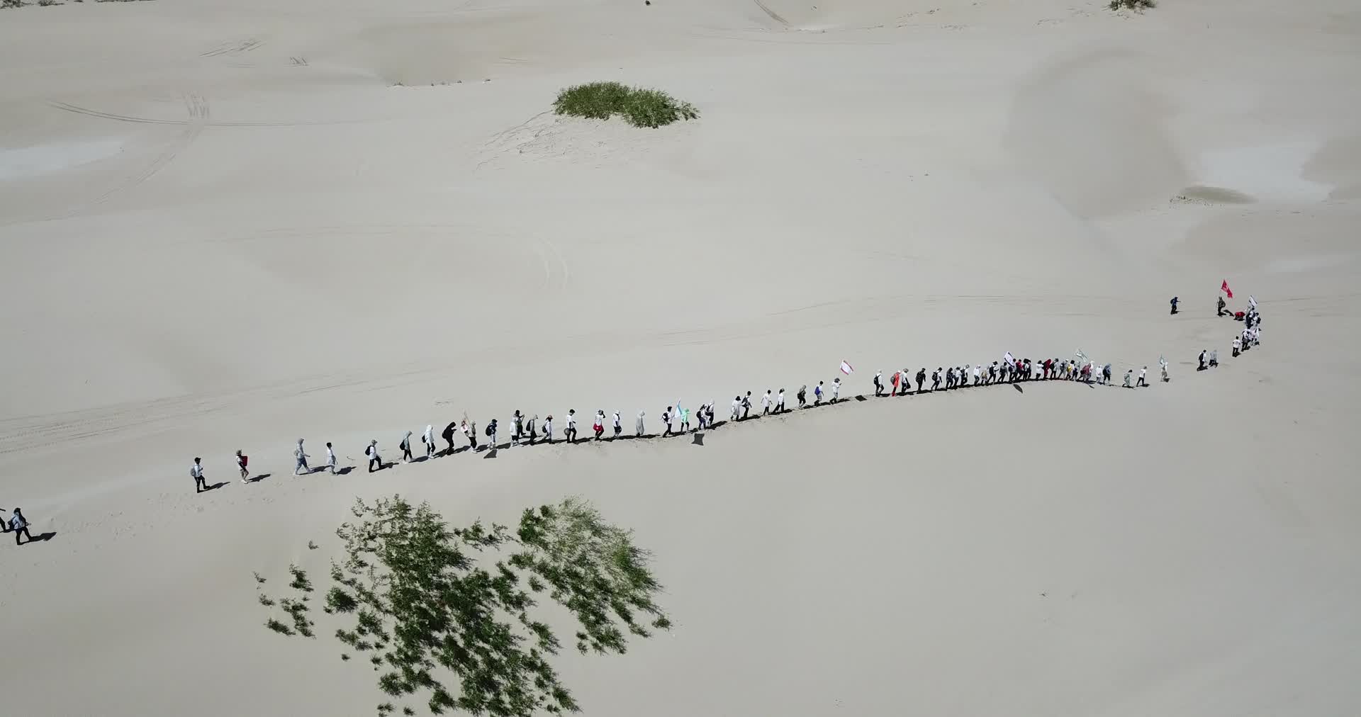 航拍4K沙漠徒步视频的预览图