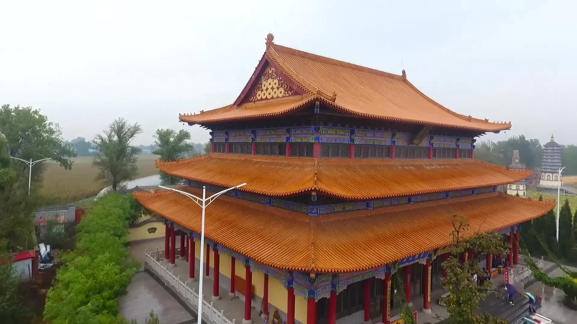 航拍雨后寺庙大殿视频的预览图