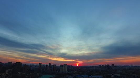 日出城市延时高楼建筑早晨蓝天晨光视频的预览图