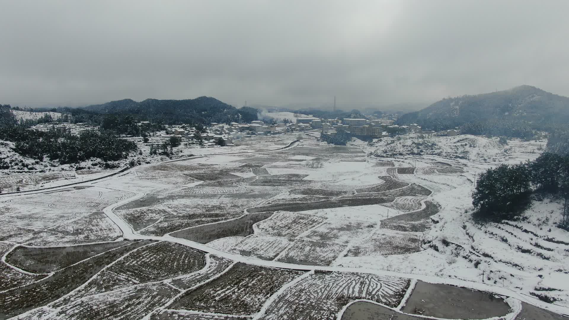 航拍冬天田野乡村农业种植农田雪景视频的预览图