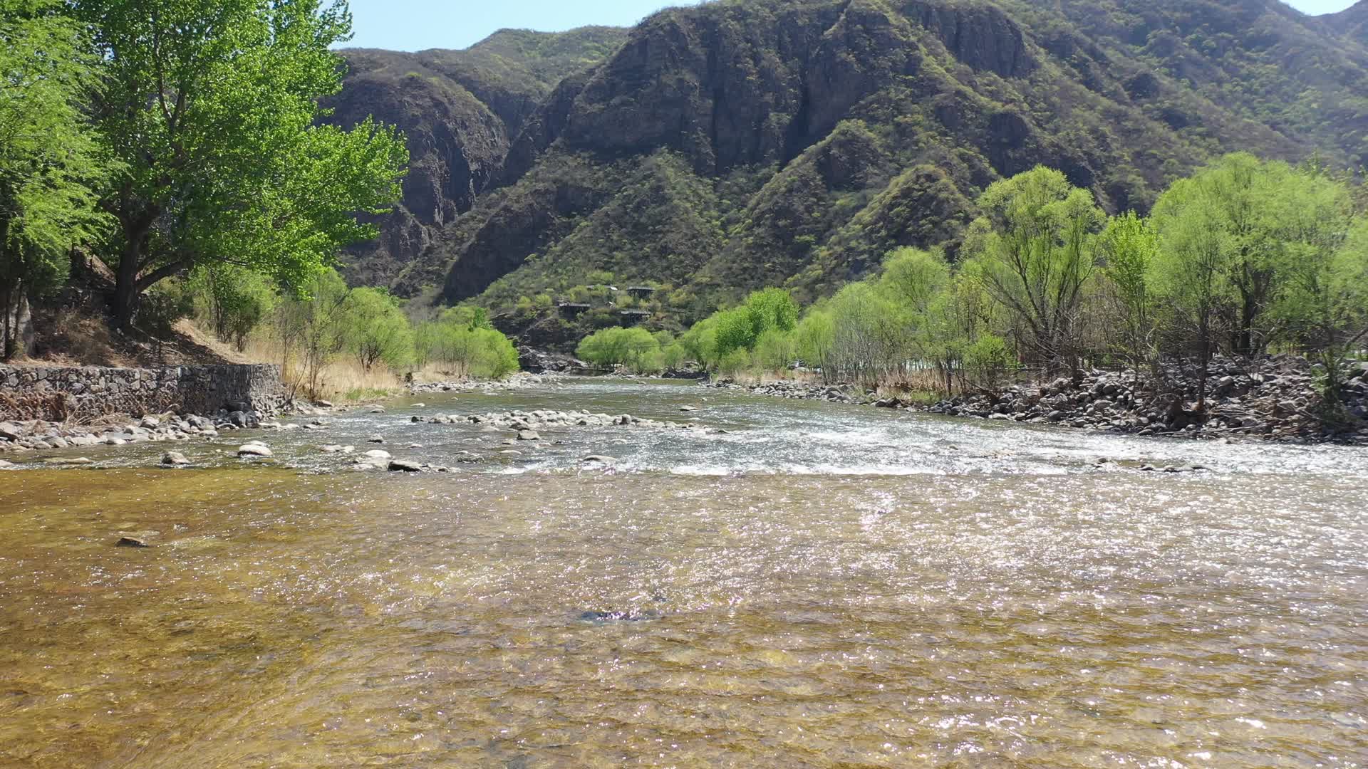 门头沟永定河河流溪水山川绿色春天生态航拍视频的预览图
