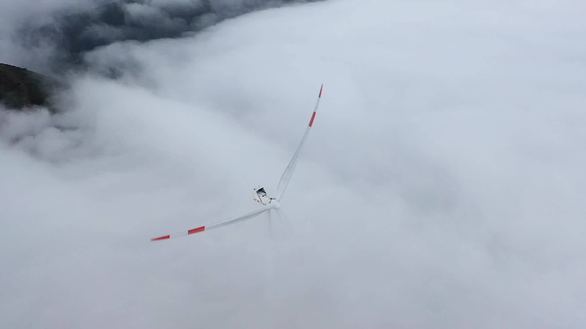 云雾里的风车视频的预览图
