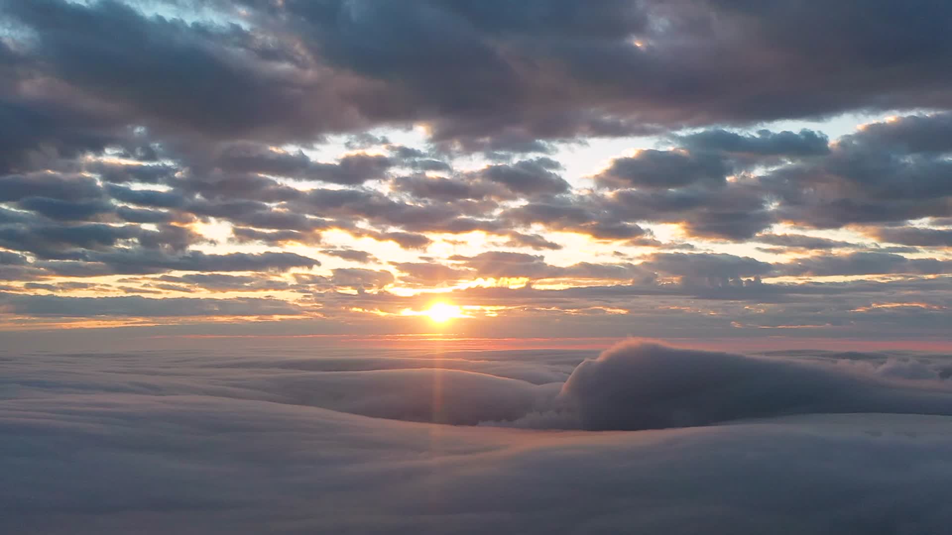 云层上的日出视频的预览图