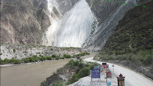 滇藏公路丙察察公路自驾之大流沙航拍视频的预览图