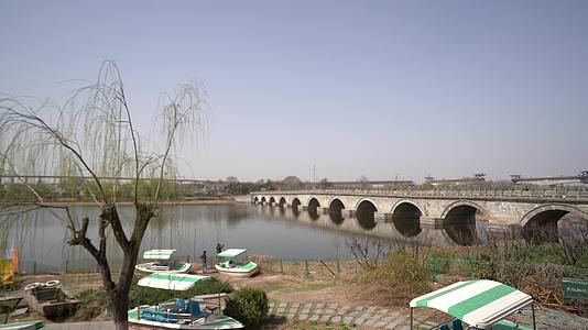 卢沟桥桥面各种形态石狮子石狮子细节视频的预览图