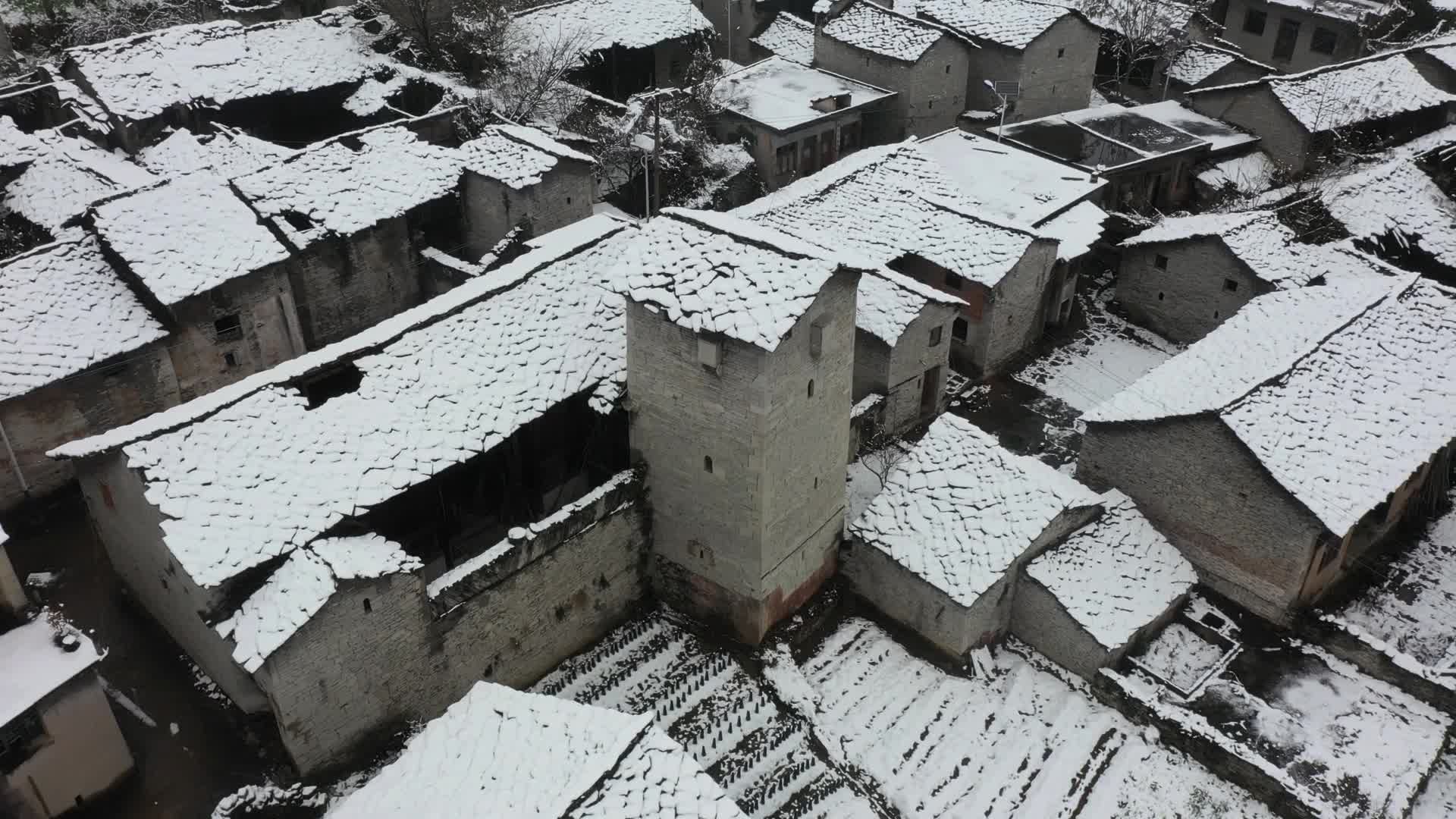安顺屯堡雪景老房子石板房下雪视频的预览图