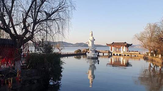 4K宁波东钱湖小普陀水上观音与冬季唯美晚霞视频的预览图