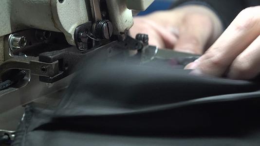 服装厂制衣厂工人缝纫衣服视频的预览图