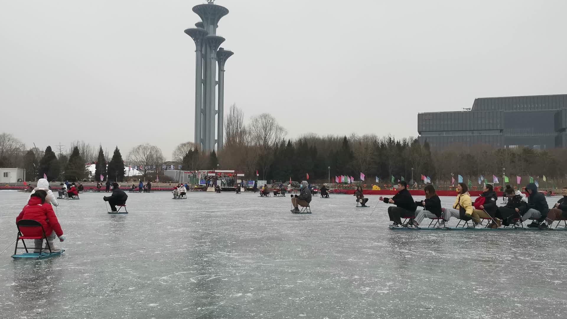 公园冰面溜冰场视频的预览图