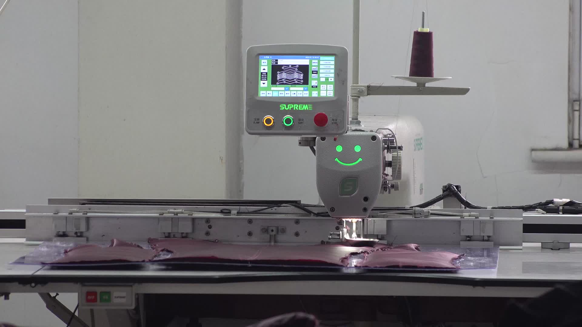 服装厂制衣厂机械化缝纫衣服视频的预览图