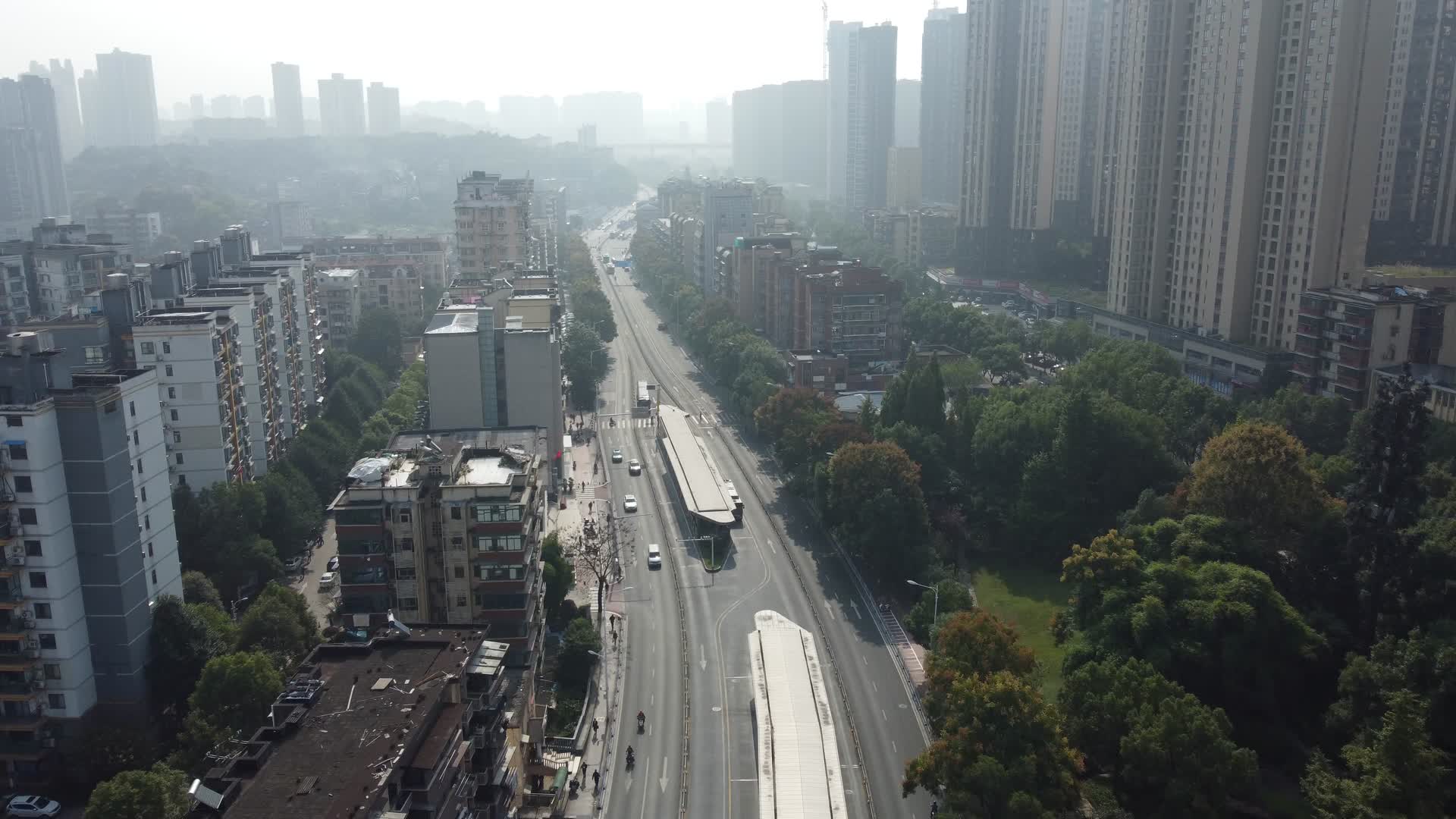 武汉宜昌大厦道路航拍视频的预览图